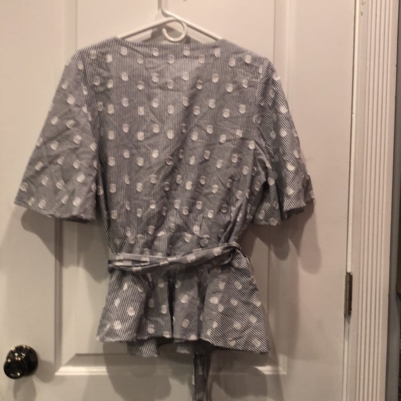 Loft wrap tie top. Grey and white L - Picture 2 of 2